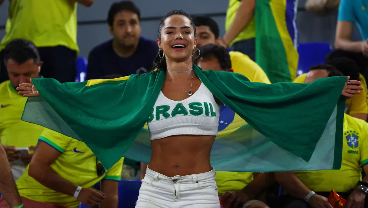 SIEMPRE ESTÁN. Los simpatizantes de Brasil le aportan color y calor a las tribunas de Qatar 2022.