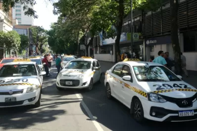 Taxistas atacaron a huevazos la sede Municipalidad para exigir más controles contra Uber