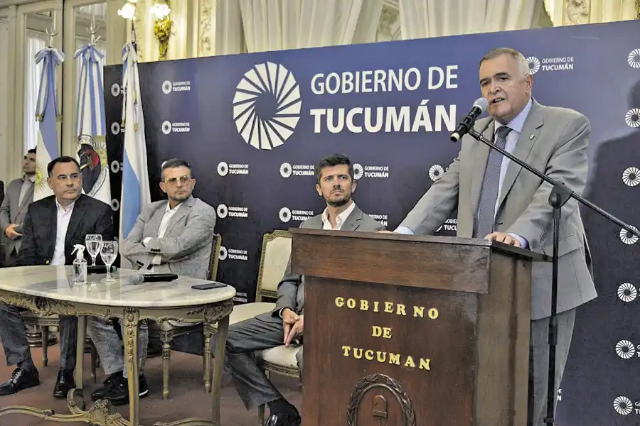 TRABAJO CONJUNTO. El gobernador Jaldo espera una temporada exitosa. 