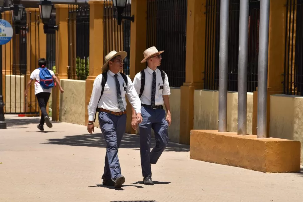  DE CORBATA Y SOMBRERO. Estos dos jóvenes regalaron una imagen inusual durante el caluroso mediodía de ayer, ataviados de la misma forma.