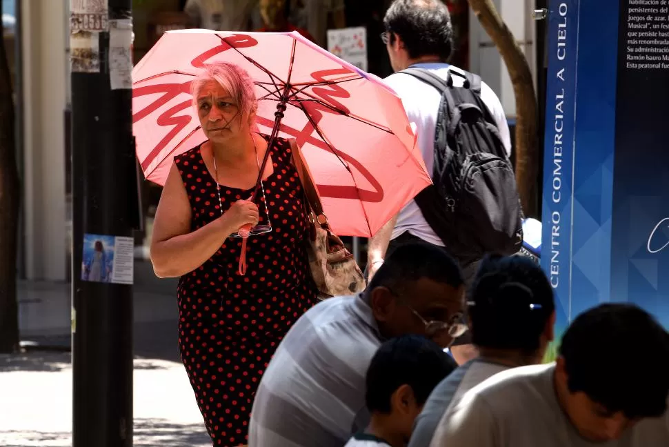 LAS SOMBRILLAS REAPARECIERON. Coloridas y de todo tipo de estampados, este elemento de protección solar volvió a ganarse su lugar en las calles.