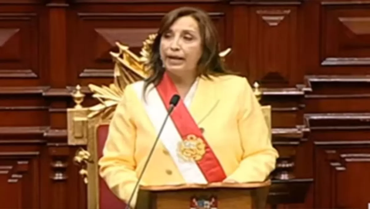 Dina Boluarte juró como la primera mujer presidenta de Perú tras destitución de Castillo