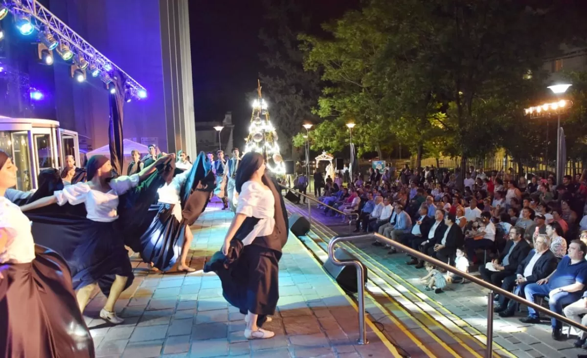 La Legislatura inauguró el árbol navideño con un mensaje de esperanza