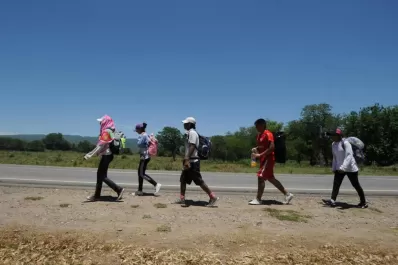 Tucumanos viajan para ver a la Virgen: el agobiante calor fue una pesada cruz para los peregrinos