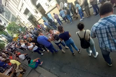 En la previa del fin de semana extra largo, filas interminables y mucha espera en los bancos