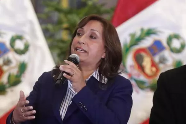 Dina Boluarte citó a los líderes de los partidos políticos para abordar la crisis de Perú