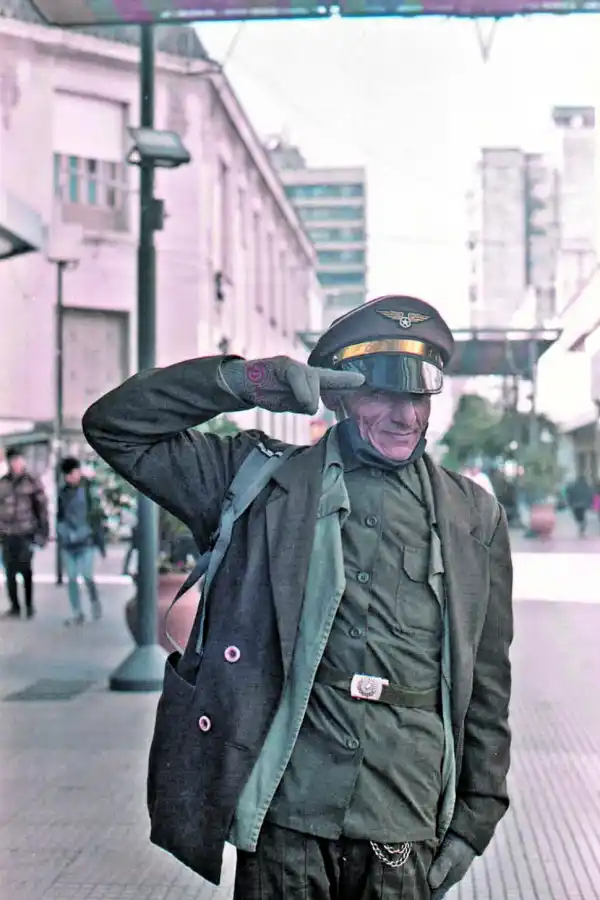 SALUDO MARCIAL. Personaje citadino de Andrés Ríos.