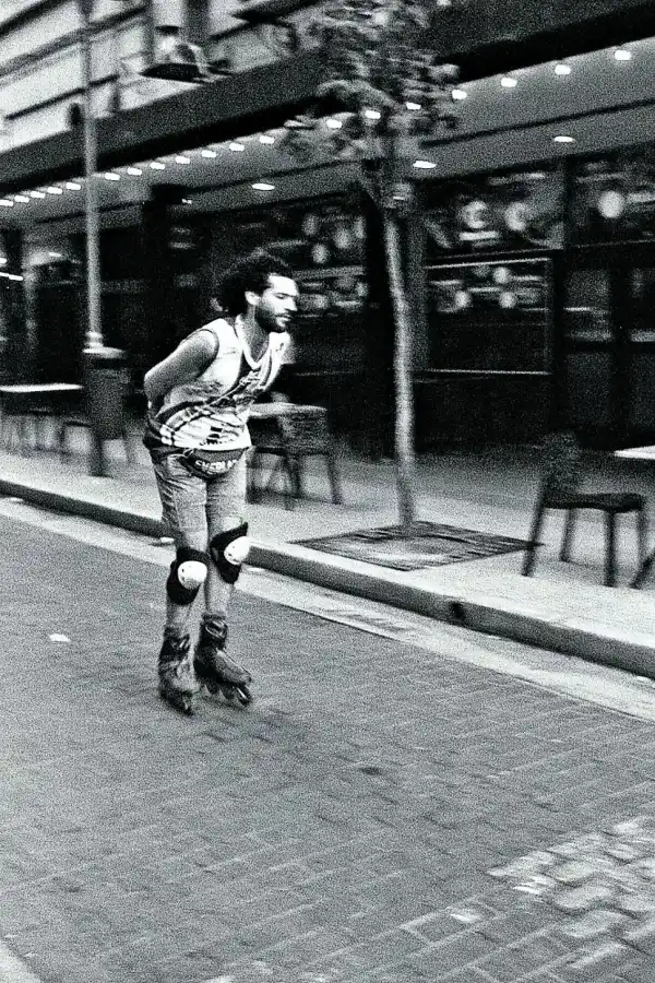 PATINADOR POR LA CALLE. Un joven se desliza sin preocupaciones, frente a la lente de Sami Asfoura.