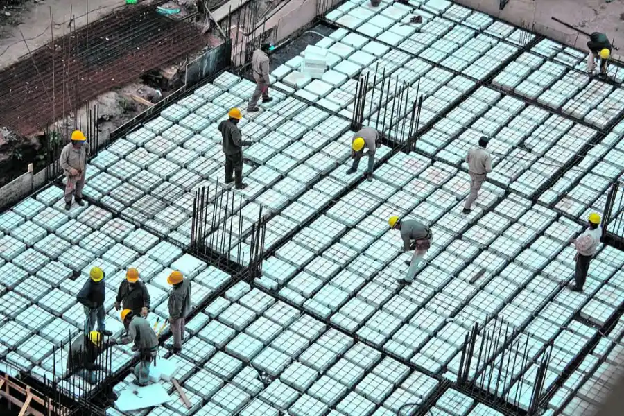 EN OBRAS. Un edificio comienza a tomar forma gracias al esfuerzo de los trabajadores, en la imagen registrada por Julieta Rivera.