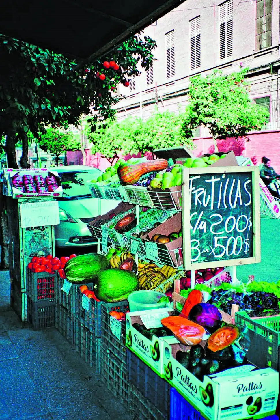 PUESTO CALLEJERO. Verdulería al paso, de Or Antolini.