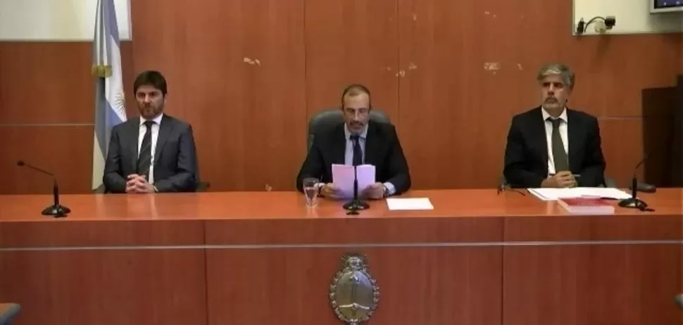 JUECES. Rodrigo Giménez Uriburu, Andrés Fabián Basso y Jorge Gorini, a cargo del Tribunal Oral Federal N° 2 hablaron a través de un fallo histórico.   