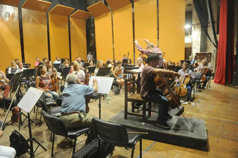 LA ORQUESTA. La Sinfónica de la UNT, dirigida por Roberto Buffo, despide el año entre Vivaldi y Piazzolla.  LA GACETA / FOTO DE ANTONIO FERRONI