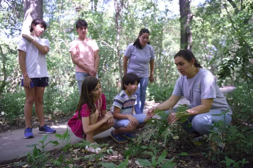 PASADO Y PRESENTE. Una guía habla con tataranietos de Percy Hill (izquierda). En el acto por los 25 años se descubrió una placa conmemorativa (derecha). 