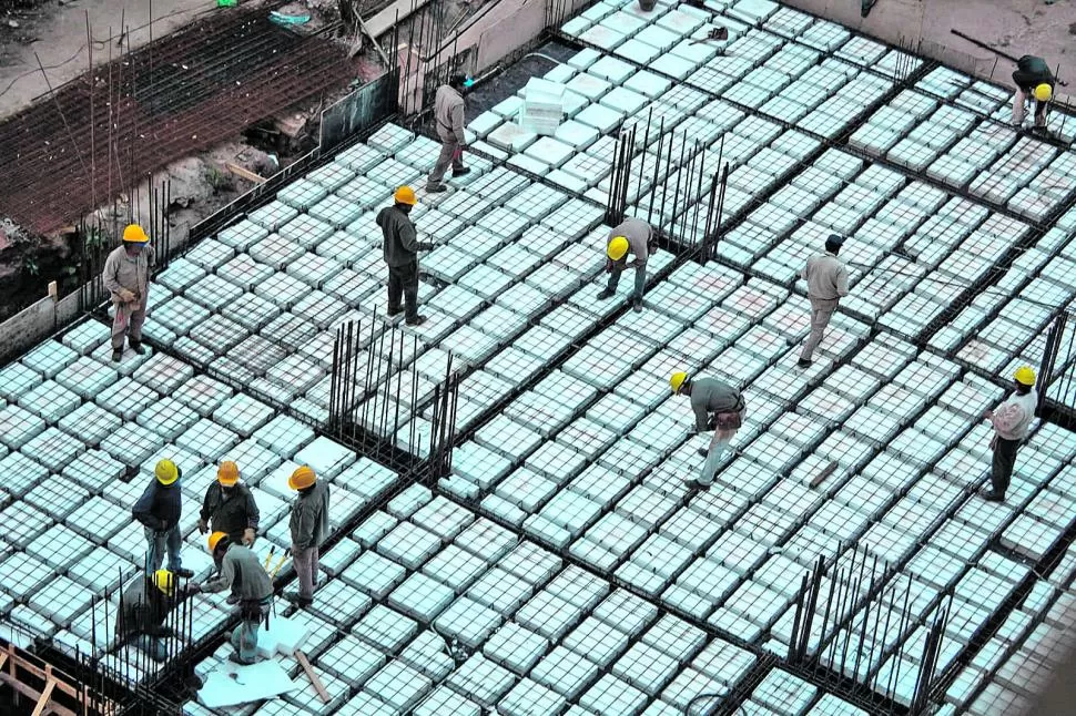 EN OBRAS. Un edificio comienza a tomar forma gracias al esfuerzo de los trabajadores, en la imagen registrada por Julieta Rivera.