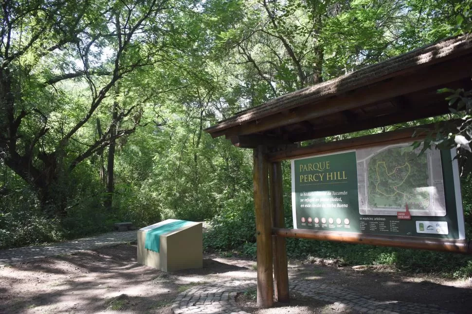 EL ACCESO AL VIEJO BOSQUE. En la entrada se colocó la placa conmemorativa. 