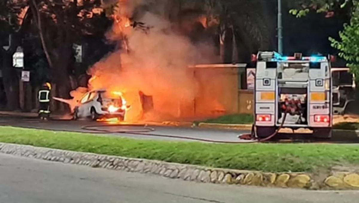 EN AVENIDA ACONQUIJA. El Fiat fue devorado por las llamas a pocos metros de Canal 10.