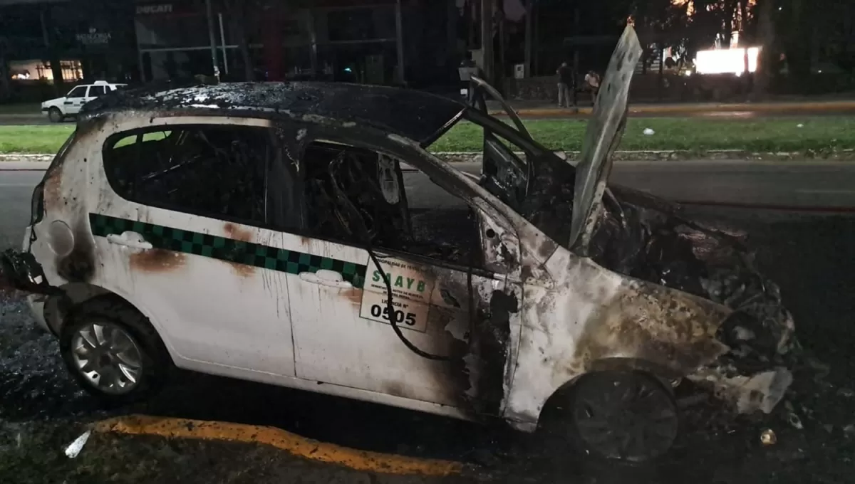 Video: un taxi se incendió esta madrugada en Yerba Buena