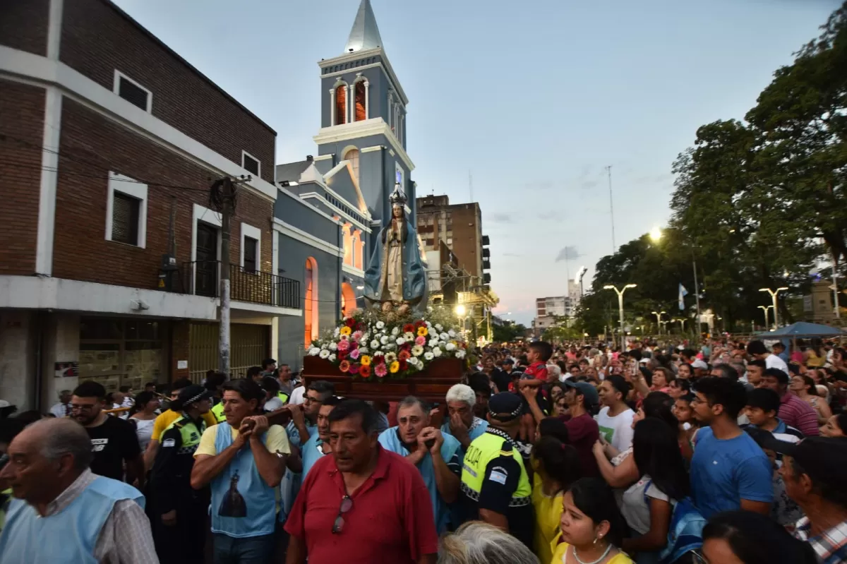 DÍA DE LA VIRGEN. Miles de personas participaron de la tradicional procesión.