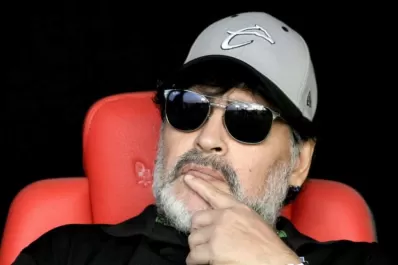 Video: el “clon” de Maradona revolucionó las calles de Nápoles y volvió locos a los hinchas