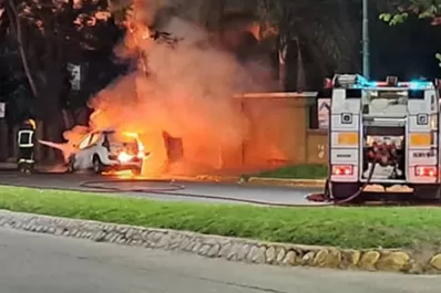 Video: un taxi se incendió esta madrugada en Yerba Buena