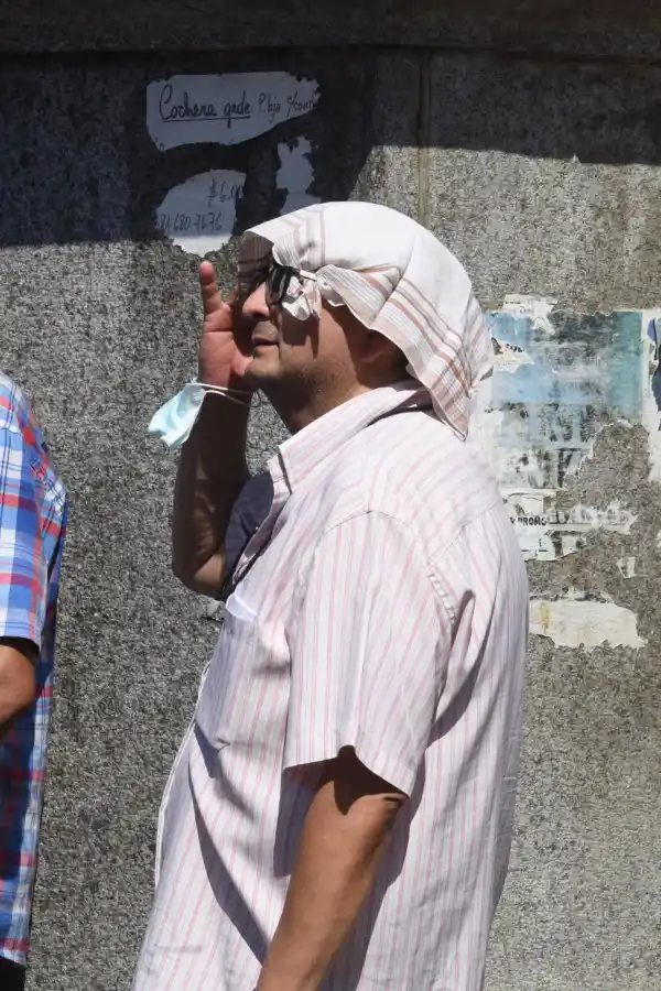 INDEFENSO. Con un pañuelo finito, un transeúnte bajo el sol inclemente  