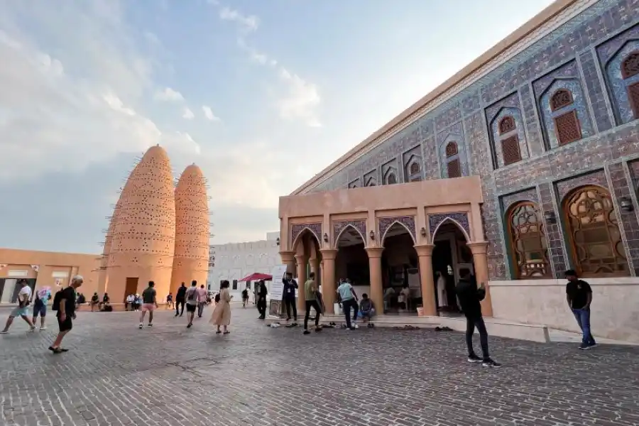 UN LUGAR SAGRADO. Muchos turistas que llegaron a ver la Copa del Mundo se acercan a la mezquita de Katara, en la ciudad de Doha.