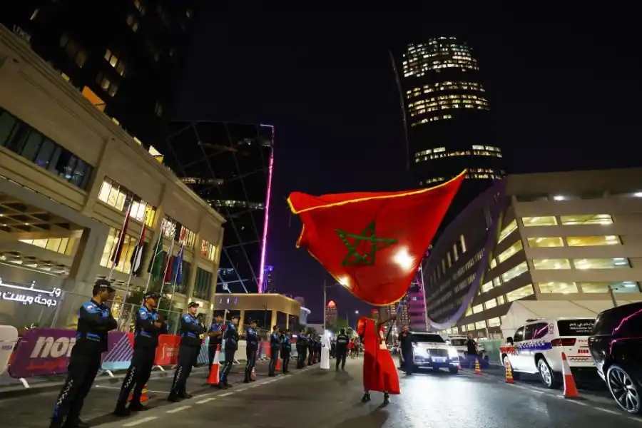FESTEJO. Un hincha de Marruecos espera a su seleccionado.