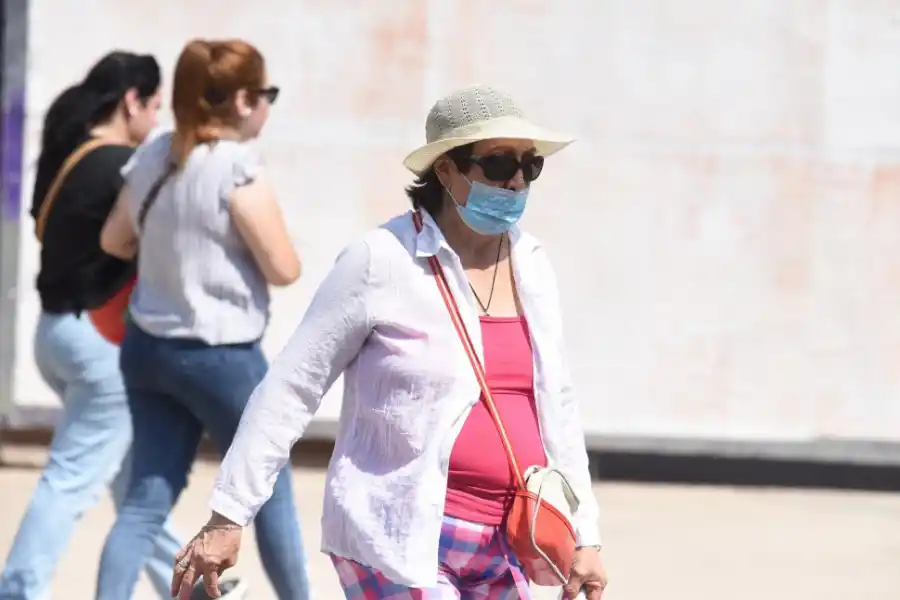 PROTEGIDA II. El sombrero no cubre como el paraguas, pero es algo.