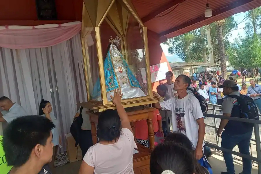 Día de la Virgen: Centenares de fieles llegan a la Reducción con promesas y agradecimientos