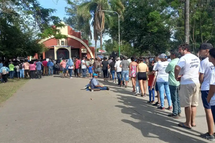 Día de la Virgen: Centenares de fieles llegan a la Reducción con promesas y agradecimientos
