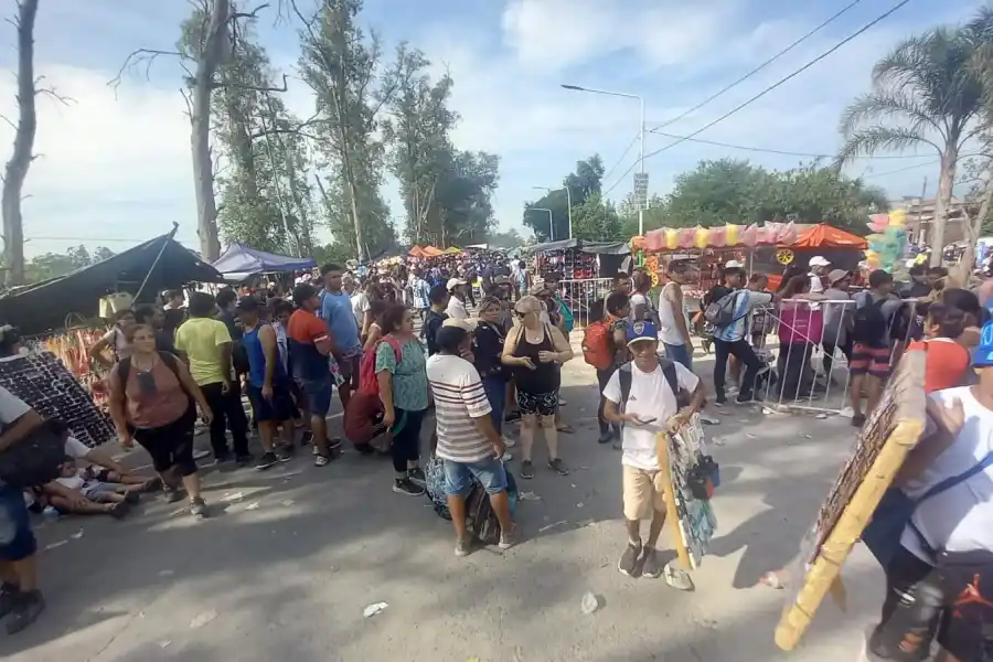 Día de la Virgen: Centenares de fieles llegan a la Reducción con promesas y agradecimientos