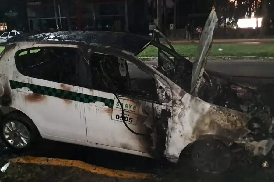 Video: un taxi se incendió esta madrugada en Yerba Buena