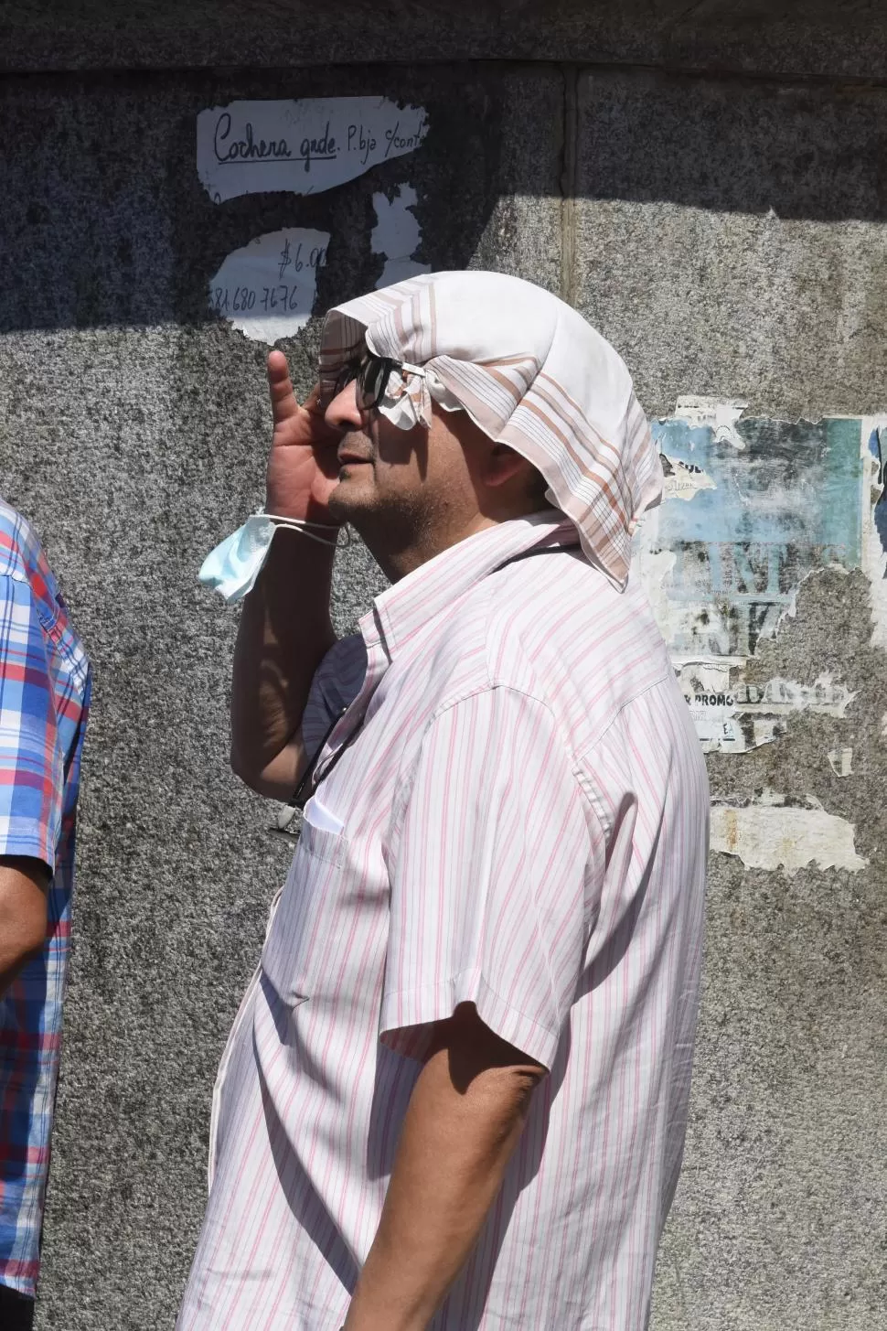 INDEFENSO. Con un pañuelo finito, un transeúnte bajo el sol inclemente  