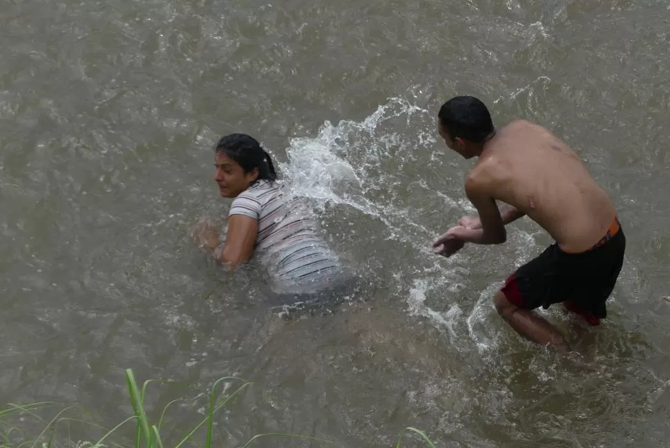 ALIVIO II. En el río Medinas (Aguilares) los bañistas se refrescan y se divierten.