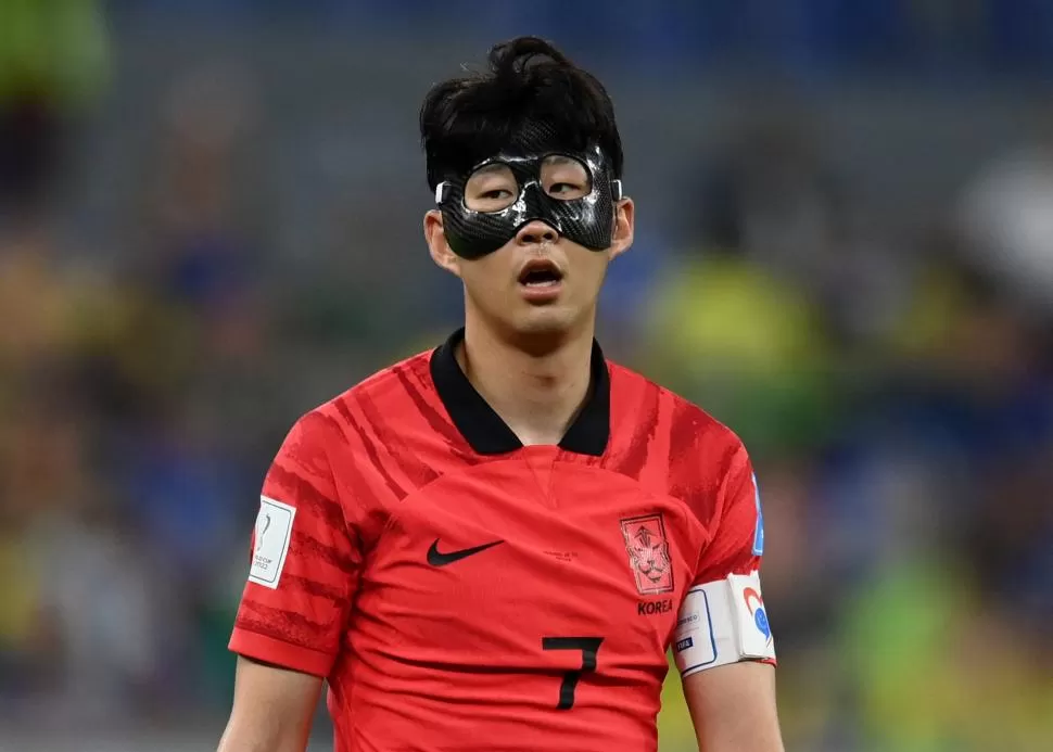 PROTECCIÓN A LA FIGURA. El astro coreano Son Heung-Min utilizó la máscara durante el inicio del Mundial 