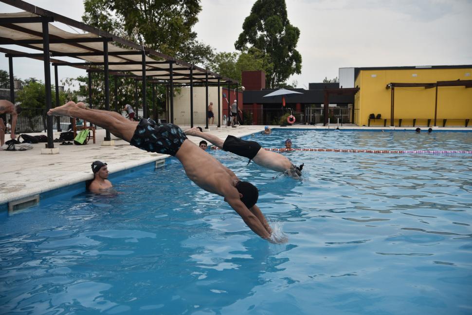 ALIVIO I. En la pileta municipal de Aguilares, los bañistas hasta pudieron nadar a gusto y competir,