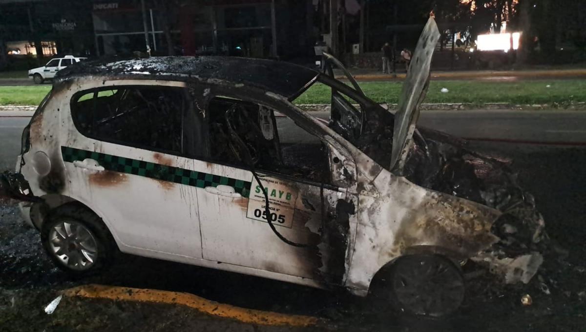 Video: un taxi se incendió esta madrugada en Yerba Buena