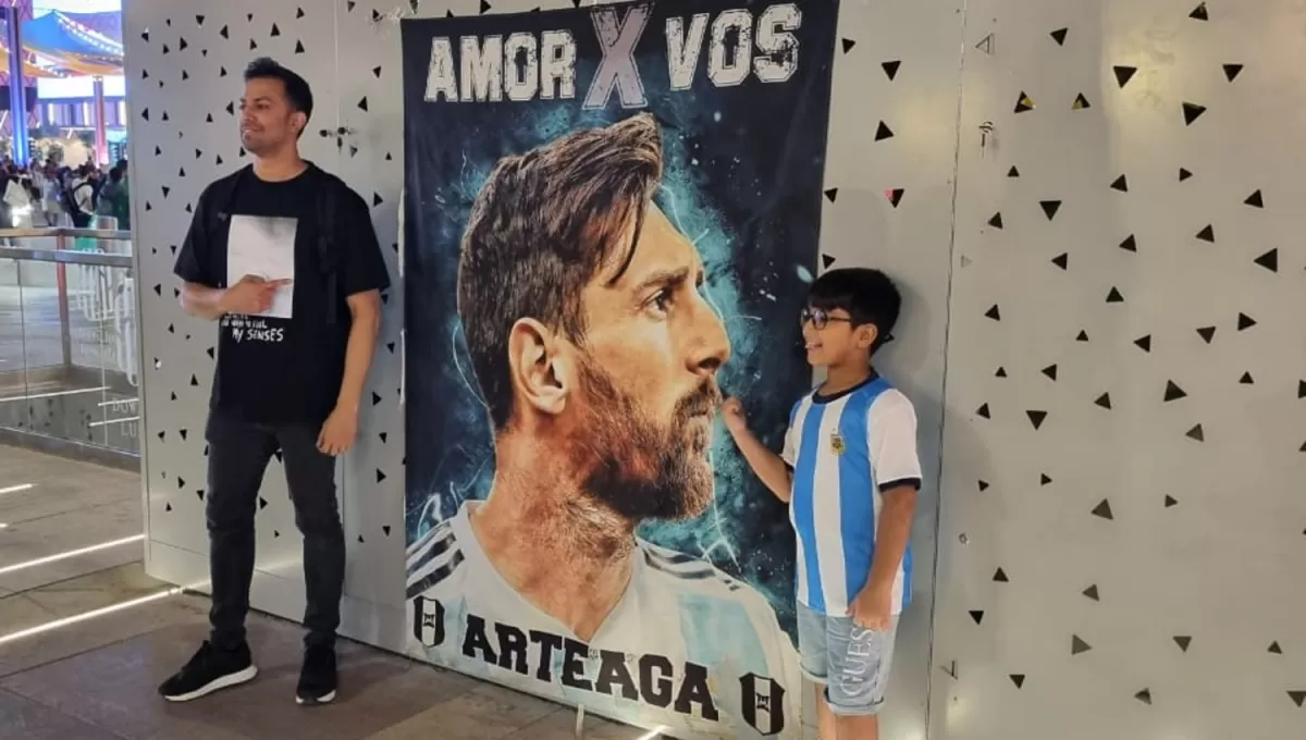 NO FALTA. La bandera de Messi está en cualquier lugar en el que juega Argentina.