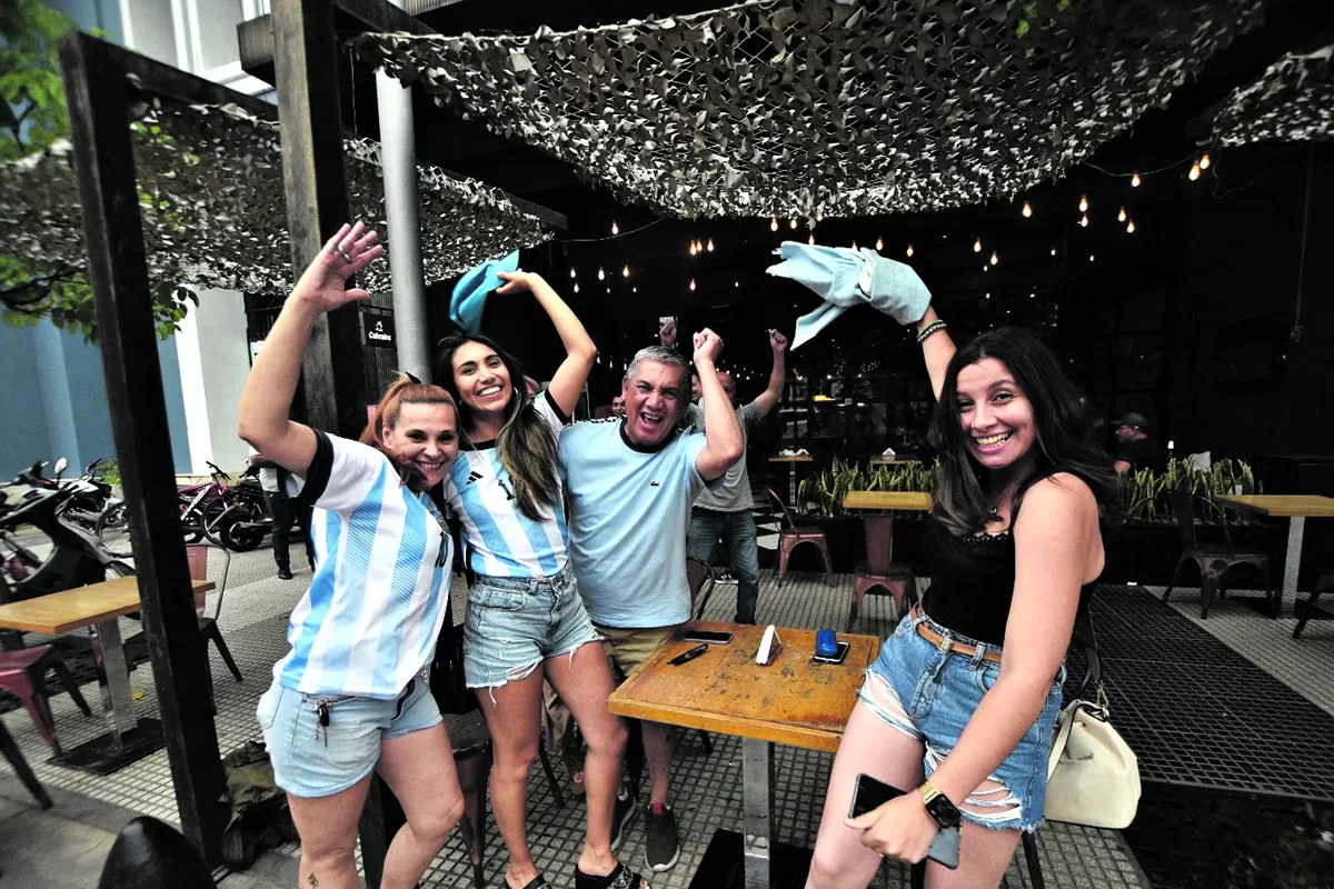 DALE ALEGRÍA, ALEGRÍA A MI CORAZÓN... Los hinchas cantaron por la victoria.