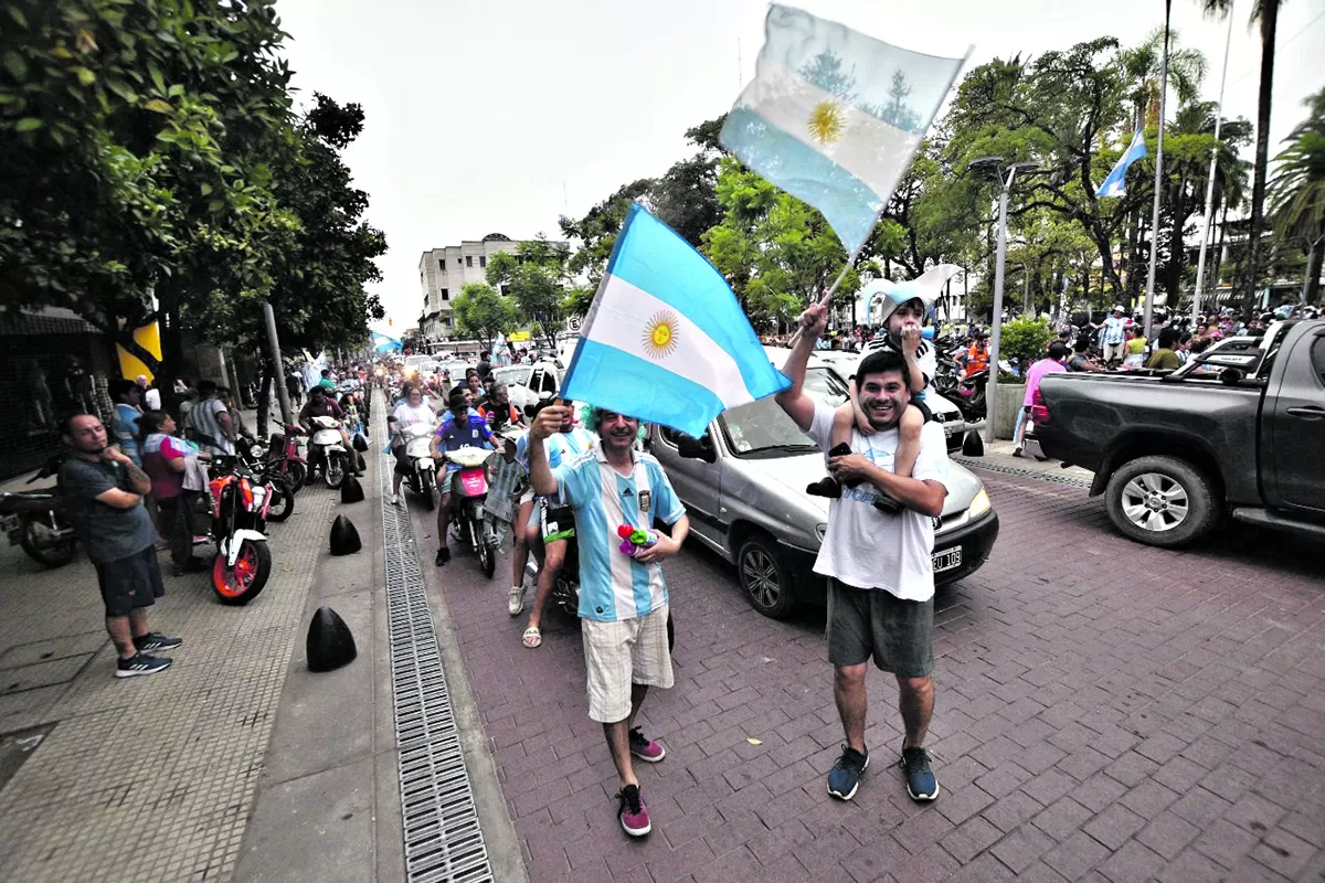 EN CARAVANA. Caminando, en moto y en auto, así se celebró en Concepción.