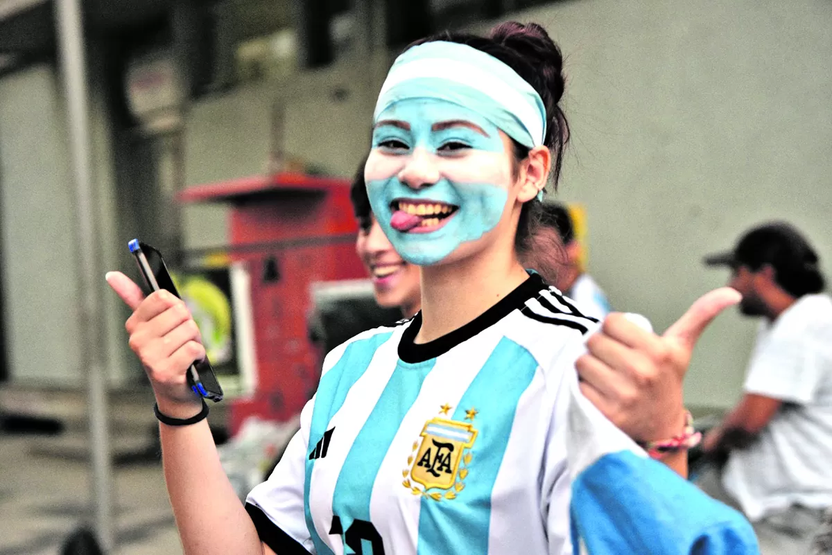 MAQUILLAJE ESPECIAL. Una hincha luce la camiseta y la pintura “albiceleste”.
