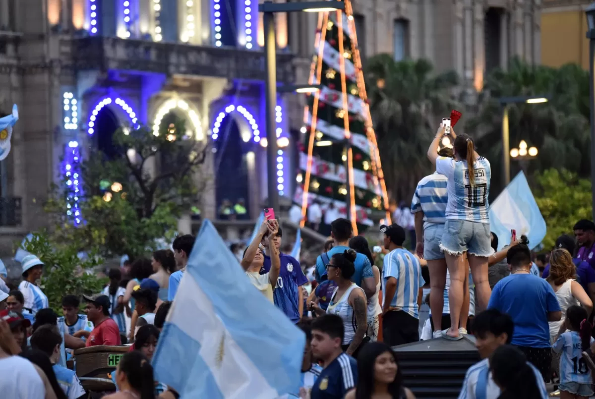 EMOCIÓN. Cientos de tucumanos se congregaron en la plaza Independencia para celebrar el triunfo de Argentina. LA GACETA / INÉS QUINTEROS ORIO