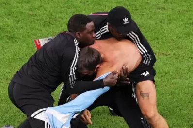 Video: un hincha ingresó al campo de juego tras un gol de Lionel Messi