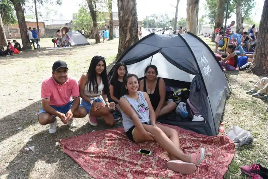 PROMESAS. Daniel y su familia armaron un altar frente al oratorio.  