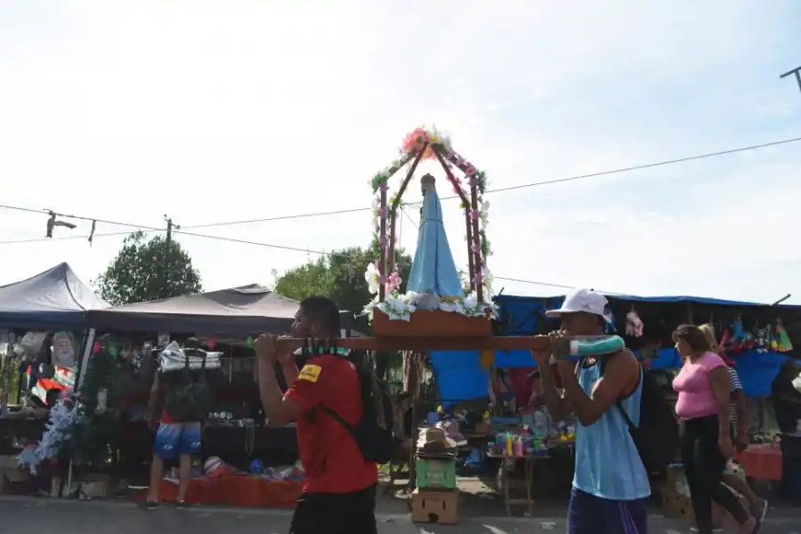 FELICES Y CANSADOS. Carlos, Beatriz y sus sobrinas arribaron a las 4.  
