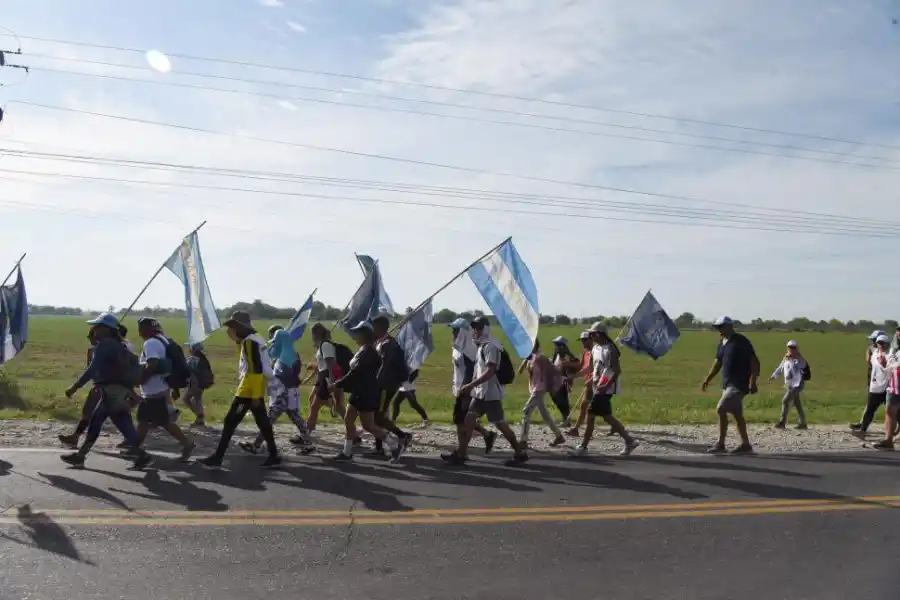 A PULSO. Muchos grupos de feligreses llevaron a cuestas imágenes propias de María Inmaculada en cumplimiento de rituales emotivos. 