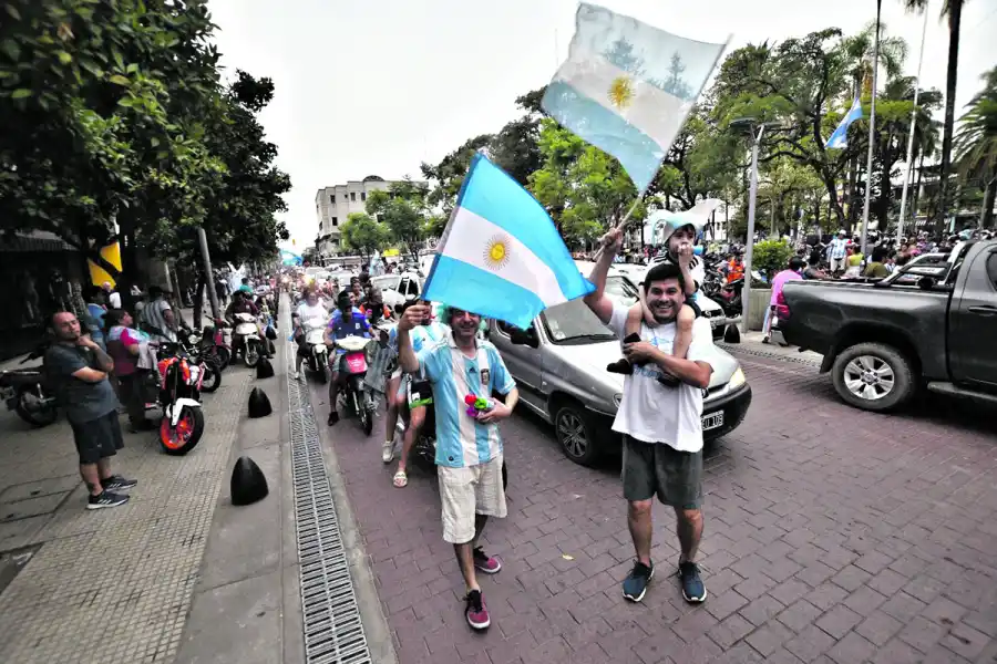 EN CARAVANA. Caminando, en moto y en auto, así se celebró en Concepción.