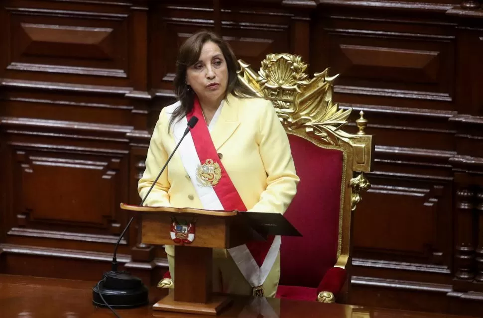 ASUNCIÓN. Dina Boluarte presta juramento como presidenta de Perú.  