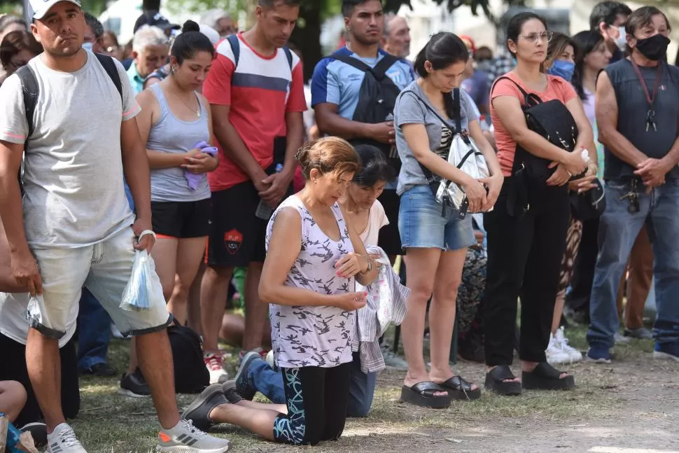 LOS MOMENTOS DE ORACIÓN. A lo largo de todo el día, hubo siete misas multitudinarias en La Reduccion para honrar a la Virgen.
