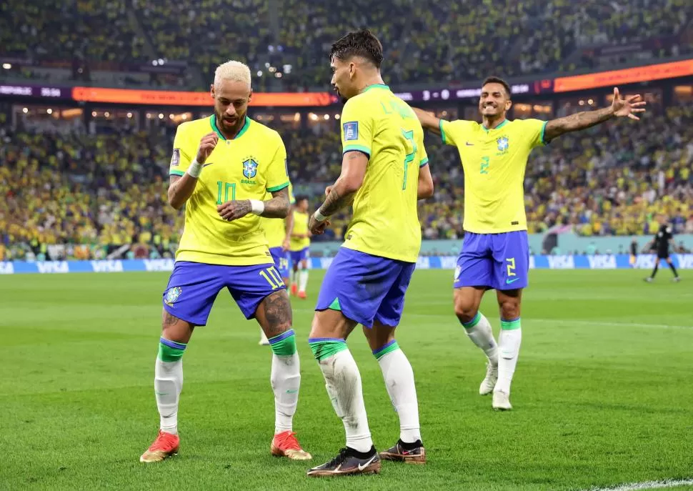 SIGA EL BAILE. Neymar y compañía están listos para seguir convirtiendo goles y divertirse bailando. 